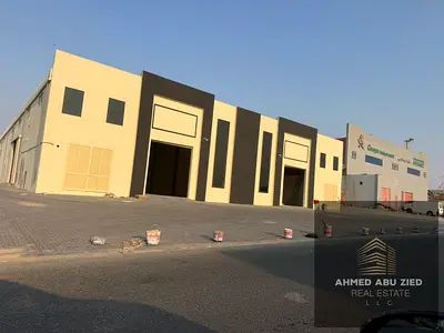 مستودع للإيجار السنوي في أم القيوين بمساحة 3000 قدم مربع وكهرباء 40 كيلوواط، مناسب للأنشطة التجارية والصناعية والتخزين مع مساحة واسعة