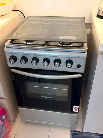 DeLonghi stainless steel gas oven and 4-burner stove – good condition