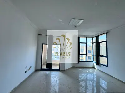 فرصة مميزة للإيجار السنوي في أبراج الخور بعجمان، شقة غرفتين وصالة مع غرفة خادمة وإطلالة مفتوحة وباركينج مخصص، بسعر مناسب ودفعات ميسرة.