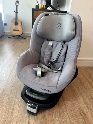 Maxi-Cosi Infant Car Seat in Grey with Isofix Base - Very Good Condition