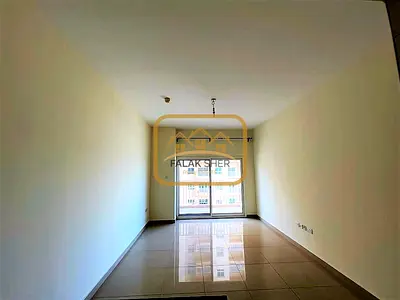 مشرقة وواسعة | مطبخ شبه مغلق | 55 ألف × 4 غرف نوم