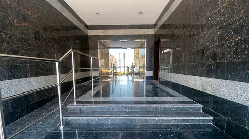 فرصة مميزة للسكن في شقة واسعة ومريحة بمنطقة الجرف 3 في عجمان، بموقع حيوي قريب من السوق الصيني، وتتميز الشقة بتصميم عملي ومساحة مناسبة للعائلات