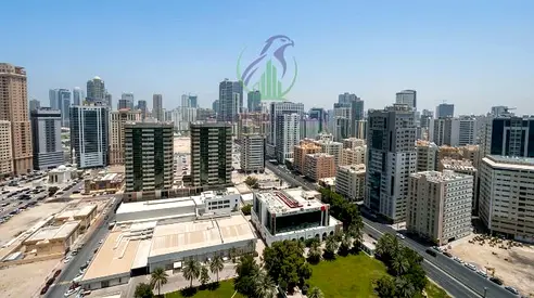 ثلاث غرف وصالة للايجار في التعاون على مخرج دبي مع باركينغ مجاني وبلكونة بإطلالات مفتوحة وغرفة ماستر وغرفة خادمة ومساحات واسعة ودفعات مرنة