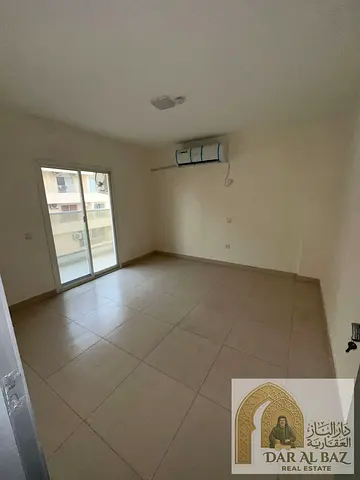 عرض مميز بالمجاز 2 | 3 غرف وصالة أول ساكن في بناية جديدة على شارع الوحدة | صالة كبيرة | بلكونة بإطلالة مفتوحة | تكييف سبليت