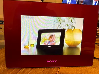 Sony DPF-D720 7” Digital Photo Frame – 2GB – Red