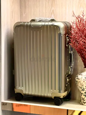 Rimowa Gold Hard Shell Luggage - Perfect for Your Travels!
