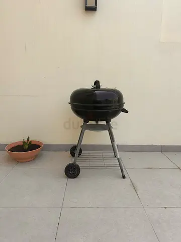 Portable charcoal kettle BBQ grill on wheels - good condition