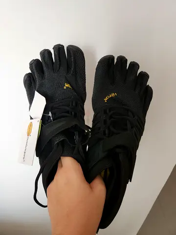 NWT Vibram FiveFingers V-Train Men's Barefoot Fitness Shoes (Size EU 43 / US 9.5-10) – Black Out