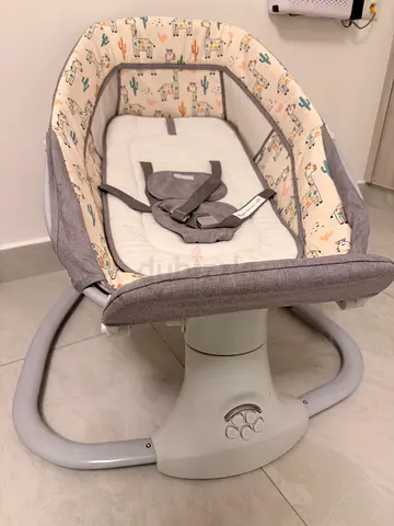 Portable baby bassinet/rocker with safety harness - light grey patterned