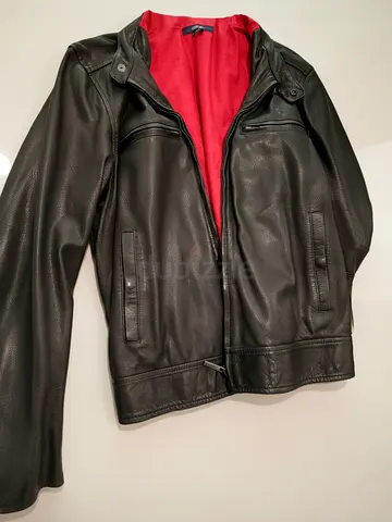 100% authentic vintage Ferrari lifestyle leather jacket from the late 1990s / early 2000