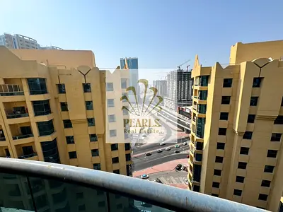 اشيك وافخم شقة مع باركينج ابراج الخور تتكون من غرفتين نوم _غرفة خادمة _صالة واسعة _مطبخ مجهز _3  حمام _صيانة كاملة علي المالك _قريب من جميع الخدمات