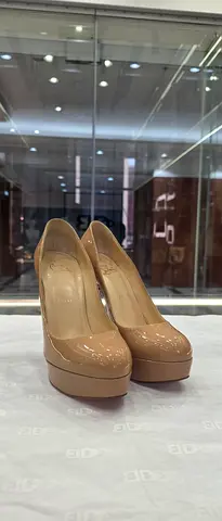 Beige patent leather platform heels - size not specified