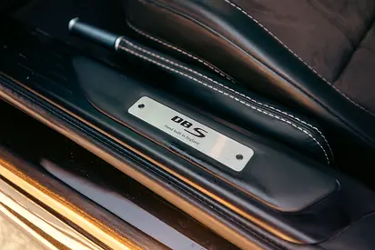 2010 Aston Martin DBS — фото 13