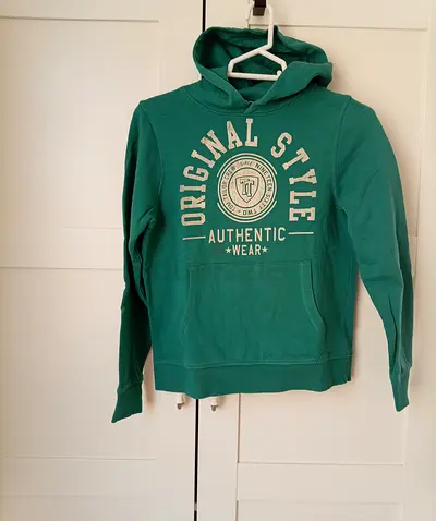 Green pullover hoodie with front pocket, size M (casual)