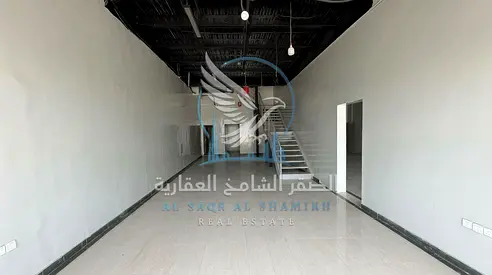 محل تجاري للإيجار على شارع رئيسي بمساحة 2,500 قدم مربع مع ميزانين ومكتبين