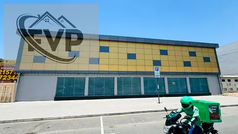 Showroom Warehouse I Operational use I On Main Highway