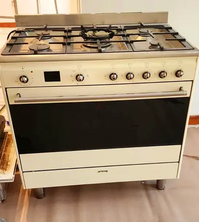 Smeg brand freestanding gas cooker with oven - 5 burners excellent condition working perfectly