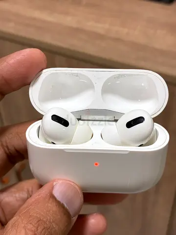 Apple AirPods Pro (2nd gen) with Wireless Charging Case - Good Condition