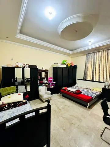 Huge studio with free parking, no commission needed.