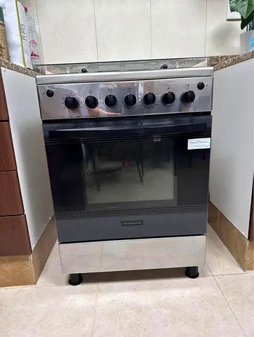 Stainless steel freestanding cooker with oven - good working condition