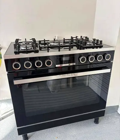 Bosch latest model series 8 Black freestanding 5-burner gas range with large oven - good condition