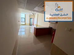 Free parking – Balcony overlooking Khalifa Street – Open American kitchen – Central air condit