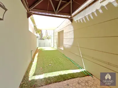 Spacious villa I Well Maintained I Private Garden
