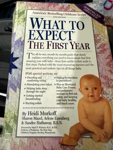 What to Expect the First Year - Usborne/Heidi Murkoff (Parenting guide)