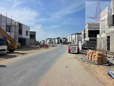 For sale: Residential investment land for villas and townhouses in a very prime location. Freehold ownership: land + first floor + roof