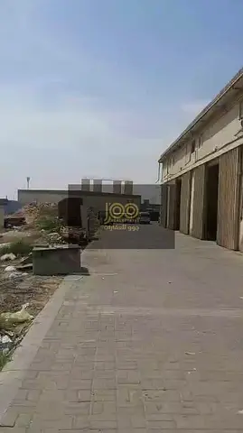 مستودع 2300 قدم مربع كهرباء 13 كيلوواط مكتبين حمامين جاهز للاستلام الموقع أم القيوين