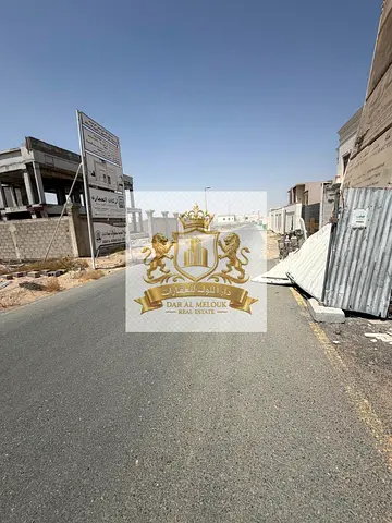 للبيع فى الشارقة منطقة الرقيبة ارض سكنية موقع مميز قريبة من جميع الخدمات تملك حر للعرب تصريح فيلا أرضى وأول