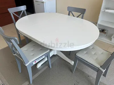 DINING TABLE WITH 4 CHAIRS IN GOOD CONDITION