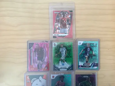 Lot of 27 football cards, most are numbered— Mixed Players