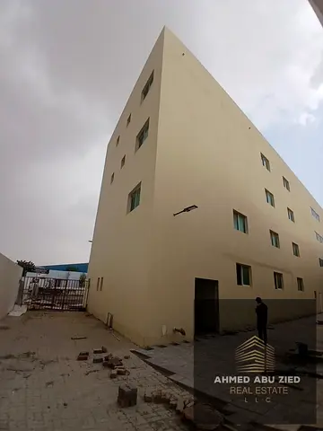 فرصة مميزة لامتلاك مصنع متكامل في منطقة أم الثعوب – أم القيوين، بمساحة إجمالية كبيرة تبلغ 80,000 قدم مربع، وقدرة كهربائية وإنتاجية تصل إلى 1 ميغاواط (