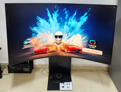 Samsung Odyssey Ark S55BG970NM (LS55BG970NMXUE) is a massive 55-inch, 1000R curved 4K gaming monitor