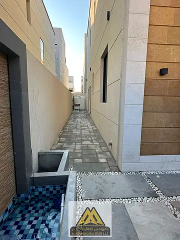 فرصة مميزة لاستئجار فيلا واسعة ومناسبة للعائلات، تتميز بتقسيم عملي ومساحات مريحة، وتقع في منطقة الياسمين التي تعد من المناطق السكنية المميزة في عجمان