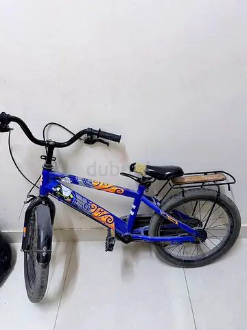 Stylish blue kids’ bicycle with sturdy frame
* Fat tyres with mudguards
* Rear carrier/rack incl
