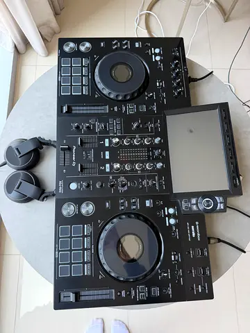 Pioneer XDJ-RX2 Professional DJ Controller with Headphones and Bass speaker