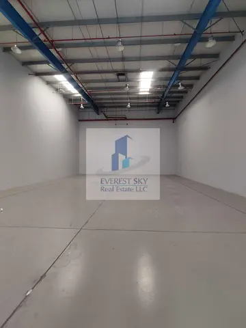 Road facing Top Quality warehouse with office & toilet for URGENT LEASE !!