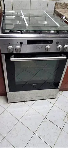 Siemens freestanding cooker w/ oven and together with new, clean gas cylinder 80% full