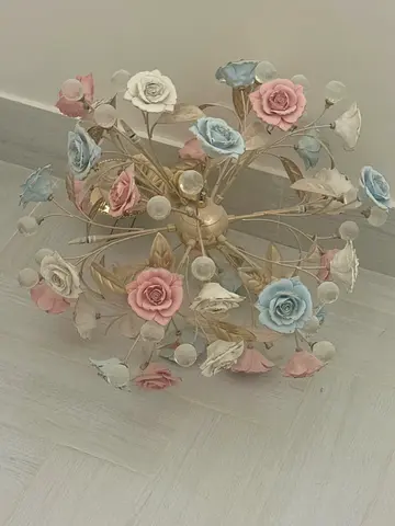 عدد 3 ثريات الحبه على 250 و الثلاثة على 600 درهم.Three chandeliers, one for 250 dirhams and all 600