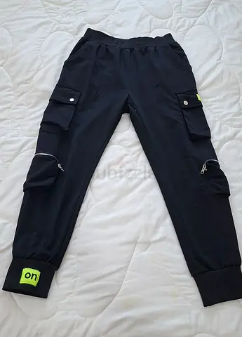 Black cargo joggers with pockets and neon accents - size M