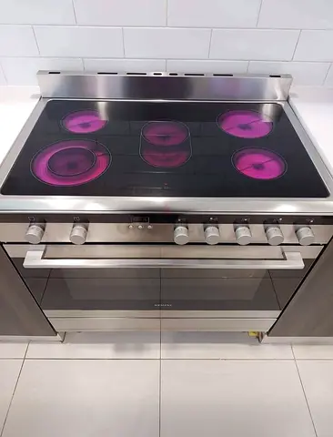 Siemens brand cooker electric size 90by60cm 5 burnal very good condition and everything