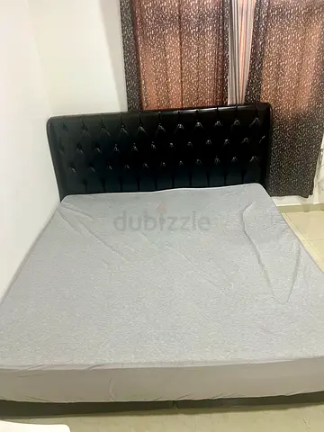 Luxury Super King Black Faux-Leather Bed Frame & 25cm Mattress (200x200 cm) – Excellent Condition!