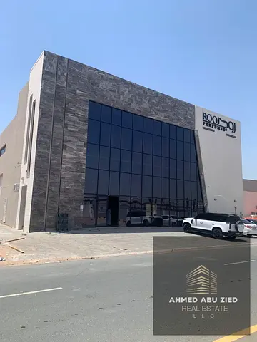للمستثمرين الباحثين عن عقار صناعي يحقق دخلًا من اليوم الأول، فرصة مميزة لامتلاك مستودع بمساحة أرض كبيرة وعقد إيجار قائم بعائد سنوي 500,000 درهم.