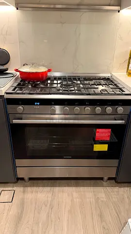 Siemens Stainless Steel Gas Range with Oven - perfect Condition Original price 4,549.00aed