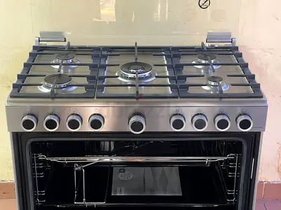 Bosch brand latest model 5-burner stainless steel gas cooker with oven - good working condition