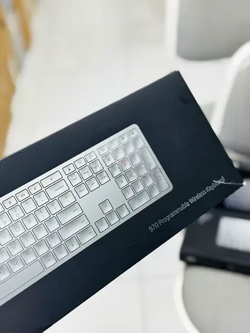 Logitech 970 Programmable Wireless Keyboard (French Outlook) - Silver