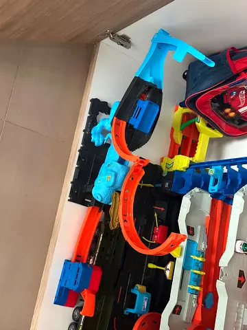 Hot Wheels City T-Rex Chomp-Down track set