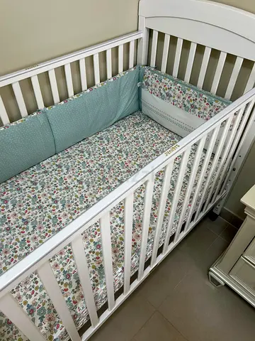 White Baby Crib with Floral Bedding and Protective Bumpers (Juniors)